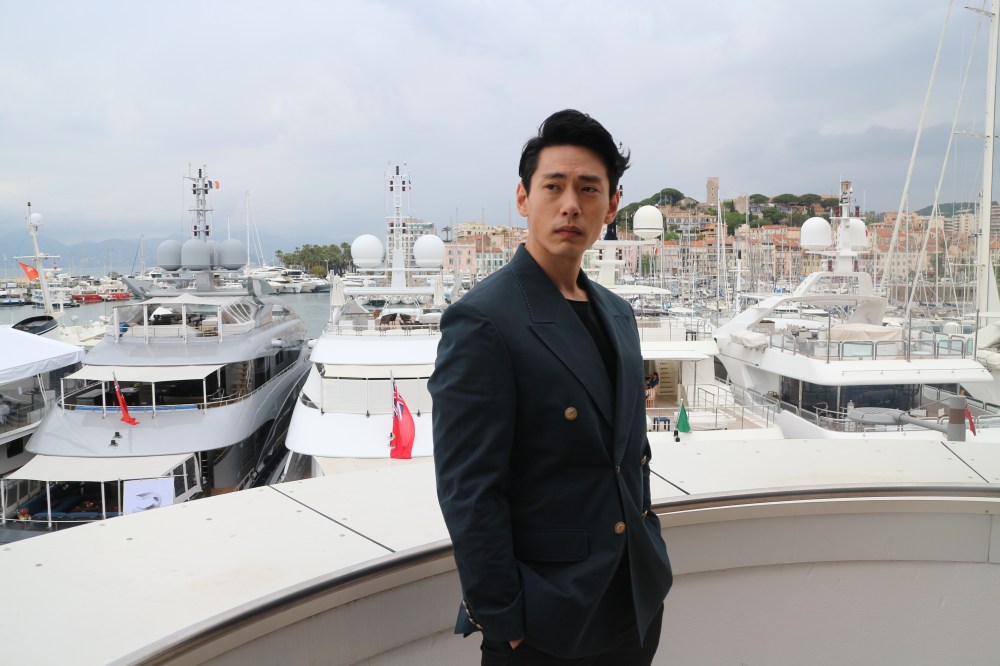 [CJES Entertainment] TEO YOO_film leto(4)