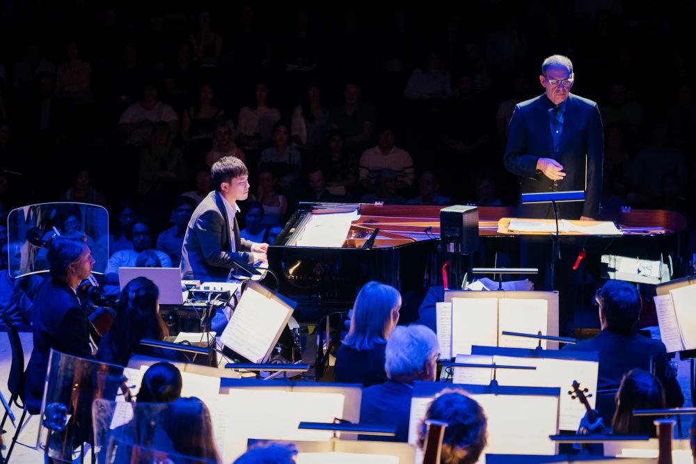 Jung Jae-il performing alongside the London Symphony Orchestra / Image © Ikin Yum