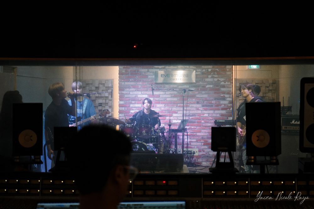 Live session with Catch the Young /  Image © Nicole Rayo for View of the Arts