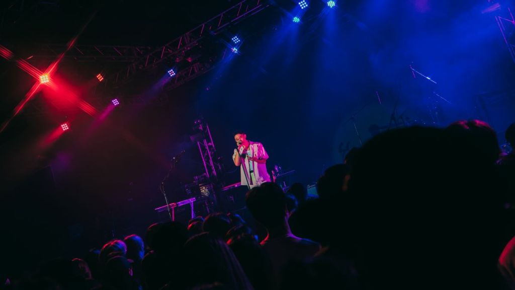 Thomas Ng supporting Phum Viphurit - The Greng Jai Piece Hong Kong / Image courtesy of Thomas Ng