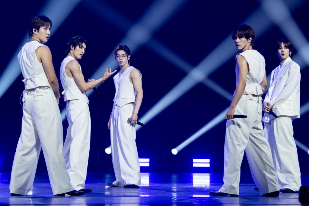 82MAJOR are one of the most promising rookie groups on the scene. Their performance in Paris was superb.
Image © 2026 SBS, courtesy of K-EXPO Inkigayo Paris.
