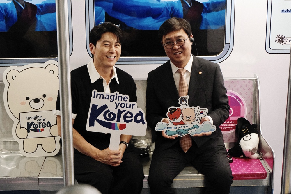 Ryu Soo-young and Minister of Culture, Sports and Tourism, Choi Hwi-young / Image courtesy of Amran Mohamed