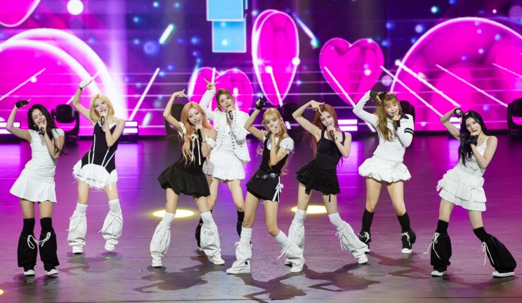 Hearts2Hearts delivered a wonderful show / Image © 2026 SBS, courtesy of K-EXPO Inkigayo Paris.